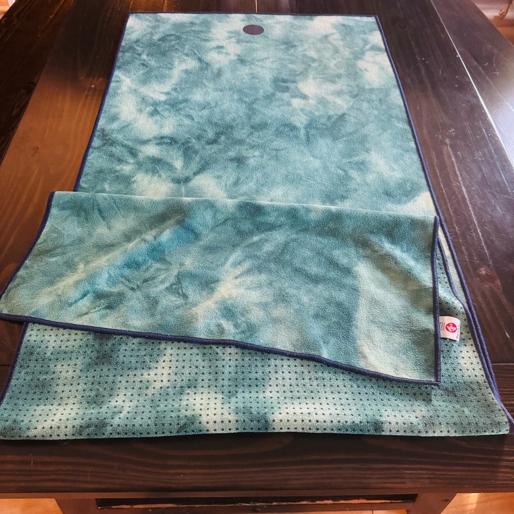 Like New Manduka Yogitoes Hot Yoga Mat Towel - Green Tie Dye - Picture 2 of 5
